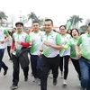 Ông Phạm Tường Huy, Tổng giám đốc Herbalife Việt Nam (thứ 5 từ trái qua) cùng các thành viên độc lập hào hứng tham gia đường chạy. (Ảnh: Ban tổ chức cung cấp)