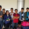 10 sinh viên người Việt đã về tới sân bay Palu an toàn và được bố trí ăn uống đầy đủ để chờ được bay về Jakarta (Ảnh: Cơ quan chức năng Indonesia cung cấp)