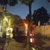Lực lượng phòng cháy chữa cháy Công an Hà Nội kịp thời vào dập tắt đám cháy. (Ảnh: Sơn Bách)