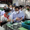 Thủ tướng thăm hỏi công việc sản xuất, chế độ ăn nghỉ của công nhân Công ty TNHH giày Ching Luh Việt Nam, Thuận Đạo, huyện Bến Lức, Long An. (Ảnh: vov.vn)