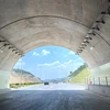 Hầm Trường Vinh xuyên núi Mồng Gà, nối thị xã Nghi Sơn (Thanh Hóa) với thị xã Hoàng Mai (Nghệ An) với 2 ống hầm hoàn chỉnh dài 450m. (Ảnh: Trần Hương Sơn/Vietnam+)