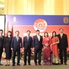 Đại sứ đặc mệnh toàn quyền Mông Cổ tại Việt Nam, Ngài Jijee Sereejav (thứ 5 từ trái sang) cùng các đại biểu dự sự kiện. (Ảnh: TTXVN phát)