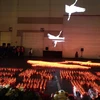 Những con sếu trắng bay lên trời dùng hiệu ứng hình ảnh, tượng trưng cho những linh hồn vô tội của các nạn nhân trong lễ tưởng niệm tại Crocus City Hall. (Ảnh: Tâm Hằng/TTXVN)