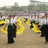 Học sinh Trường THPT Phan Đình Giót thể hiện tiết mục "Lời mời Điện Biên". (Ảnh: Phan Quân/TTXVN)