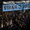 Người biểu tình phản đối chính sách tài chính khắc khổ tập trung tại thủ đô Lisbon ngày 26/10. (Nguồn: AFP/TTXVN)