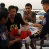 Nhân viên cứu hộ chuyển du khách nước ngoài bị thương trong vụ tai nạn. (Nguồn: AFP/TTXVN)