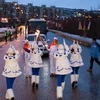 Các VĐV tham gia rước ngọn đuốc Olympic tại cảng Murmansk, cách thủ đô Moskva khoảng 2.000 km về phía bắc ngày 30/10. (Nguồn: AFP/TTXVN)