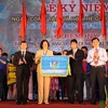 Trao biểu trưng quyền đăng cai tổ chức Lễ kỷ niệm ngày Công tác xã hội thế giới lần thứ 17 cho Học viện Thanh thiếu niên Việt Nam. (Ảnh: Quý Trung/TTXVN)