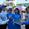 Khách mời thưởng thức sản phẩm của Công ty yến sào Nha Trang tại Lễ hội yến sào. (Ảnh: Thanh Hà/TTXVN)