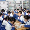 Học sinh trường Nam Trung Yên (Hà Nội) đọc sách tại thư viện. (Ảnh: Bích Ngọc/TTXVN)