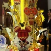 Trưng bày cây thông Noel bằng vàng trị giá 5 triệu USD