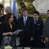 Tổng thống Argentina Cristina Fernandez de Kirchner (trái) tại lễ tuyên thệ nhậm chức của ông Jorge Capitanich (phải) ngày 20/11. (Nguồn: AFP/TTXVN)