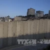 Bức tường của Israel gần trại tị nạn Shuafat ở Jerusalem ngày 12/8. (Nguồn: AFP/TTXVN)