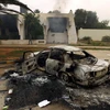 Chiếc xe bị phá hủy trong xung đột tại Benghazi ngày 25/11. (Nguồn: AFP/TTXVN)