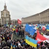 Biểu tình rầm rộ phản đối Chính phủ ở quảng trường Độc lập thủ đô Kiev ngày 1/12. (Nguồn: AFP/TTXVN)