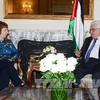 Người đứng đầu chính sách đối ngoại của EU Catherine Ashton (trái) và Tổng thống Palestine Mahmud Abbas trong cuộc gặp ngày 12/9 tại Paris. (Nguồn: THX/TTXVN)