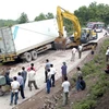 Một vụ tai nạn xe container trên Quốc lộ 18A. (Ảnh: Minh Đông/TTXVN)