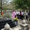 Du khách thăm viếng mộ Anh hùng Võ Thị Sáu tại nghĩa trang Hàng Dương. (Ảnh: Trọng Đức/TTXVN)