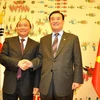 Phó Thủ tướng Nguyễn Xuân Phúc chào xã giao Chủ tịch Quốc hội Hàn Quốc Kang Chang Hee. (Ảnh: Việt Cường-Phạm Duy/Vietnam+)