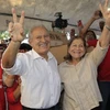 Ứng viên Salvador Sanchez Ceren cùng vợ sau khi bỏ phiếu. (Nguồn: EPA)