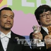 Đạo diễn người Trung Quốc Diao Yinan (phải) nhận giải Gấu Vàng dành cho bộ phim bộ phim xuất sắc nhất, diễn viên người Trung Quốc Liao Fan (trái) nhận giải Gấu Bạc dành cho Nam diễn viên xuất sắc nhất trong phim "Bạch nhật diễm hỏa."