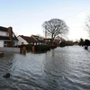 Nước Anh tiếp tục dốc sức chống đỡ với mưa bão
