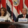 Tổng thống Chichilla và Ngoại trưởng Castillo tại cuộc họp báo hôm 24/2 để thông báo quyết định kiện Nicaragua về chủ quyền biển. (Nguồn: La Nación)