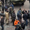 Người biểu tình tại trụ sở quốc hội Ukraine ở thủ đô Kiev ngày 27/2. (Nguồn: AFP-TTXVN)