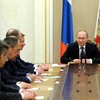 Tổng thống Nga Vladimir Putin (phải) chủ trì cuộc họp Hội đồng An ninh Quốc gia. (Nguồn: AFP/TTXVN)
