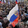 Các nhà hoạt động xã hội tuần hành bày tỏ sự ủng hộ đối với Nga ở thành phố Yevpatoria, phía tây bán đảo Crimea ngày 5/3. (Nguồn: AFP/TTXVN)