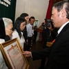 Đà Nẵng trao tặng danh hiệu Bà mẹ Việt Nam Anh hùng cho thân nhân các mẹ năm 2010. (Ảnh Văn Sơn/TTXVN)