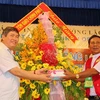 Ông Bùi Thanh Hà tặng hoa và quà chúc mừng cho đại diện Hội thánh Tin lành Trưởng lão Việt Nam. (Ảnh: Hoàng Anh Tuấn/Vietnam+)
