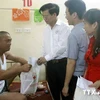 Hội Chữ thập đỏ Hà Tĩnh thăm hỏi, tặng quà lao động nước ngoài đang điều trị tại Bệnh viện Đa khoa Hà Tĩnh. (Ảnh: Quân Hương/TTXVN)