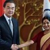 Ngoại trưởng Trung Quốc Vương Nghị và người đồng cấp Ấn Độ Sushma Swaraj. (Nguồn: PTI)