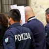 Cảnh sát Italy tịch thu 120.000 món hàng hiệu "nhái" tại Napoli