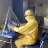 Chuyển biến mới trong điều trị Ebola: Virus không dễ lây lan?