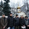 Các quân nhân Ukraine chờ đợi tiến trình trao đổi ở gần Donetsk, miền Đông Ukraine cuối tháng 12 năm ngoái. (Nguồn: THX/TTXVN)