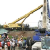 Bắc Giang: Tàu hỏa va chạm với xe tải chở đá, 5 toa bị lật