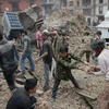 Người Nepal dùng tay không đào đất cứu nạn nhân động đất