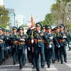 Khối lực lượng vũ trang diễu binh qua phố đi bộ trên đường Nguyễn Huệ (quận 1, TP. Hồ Chí Minh). Ảnh: TTXVN)