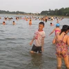 Vĩnh Phúc: Nắng nóng, du khách nhiều nơi đổ xô về hồ Đại Lải