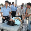 Công nhân nghi bị ngộ độc khí đang được cấp cứu tại Bệnh viện đa khoa Đồng Nai. (Ảnh: Sỹ Tuyên/Vietnam+)