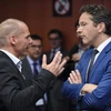 Bộ trưởng Tài chính Hy Lạp Yanis Varoufakis (trái) và Chủ tịch Eurogroup Jeroen Dijsselbloem trước cuộc họp ngày 11/5. (Nguồn: AFP/TTXVN)