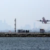Máy bay của British Airways cất cánh từ sân bay John F. Kennedy ở thành phố New York, Mỹ ngày 25/5. (Nguồn: AFP/TTXVN)