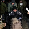 Các tù binh thuộc lực lượng ly khai tại cuộc trao đổi tù binh ở thành phố Frunze, gần Lugansk, Ukraine ngày 21/2. (Nguồn: AFP/TTXVN)