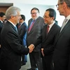 Tổng thống Tabare Vazquez bắt tay Đại sứ Nguyễn Đình Thao. (Ảnh: Diệu Hương/Vietnam+)
