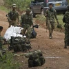 Binh sỹ Colombia chuyển tư trang và vũ khí của một đồng đội thiệt mạng sau vụ tấn công ở Cauca. (Nguồn: AFP/TTXVN)