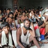Những người di cư Rohingya và Bangladesh sau khi được ngư dân Indonesia cứu sống tại Kuala Langsa, tỉnh Aceh. (Nguồn: AFP/TTXVN)