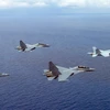 Máy bay chiến đấu F/A-18 Super Hornets của Mỹ và SU-30MKM/Flanker H của Không lực Hoàng gia Malaysia tham gia tập trận trên Biển Đông. (Nguồn: AFP/TTXVN)