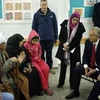 Cựu Thủ tướng Tony Blair thăm một trường học của Liên hợp quốc ở Gaza. (Nguồn: THX/TTXVN)